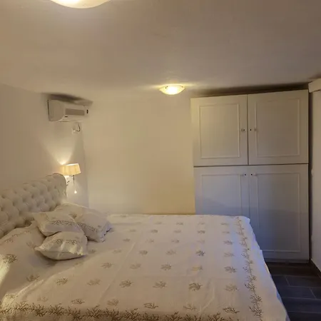 Dom wakacyjny Top Hill Gardens- Jacuzzi-7M From Airport Koropi
