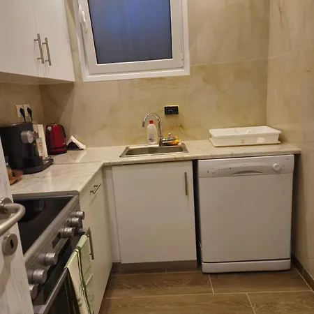 Dom wakacyjny Top Hill Gardens- Jacuzzi-7M From Airport Koropi